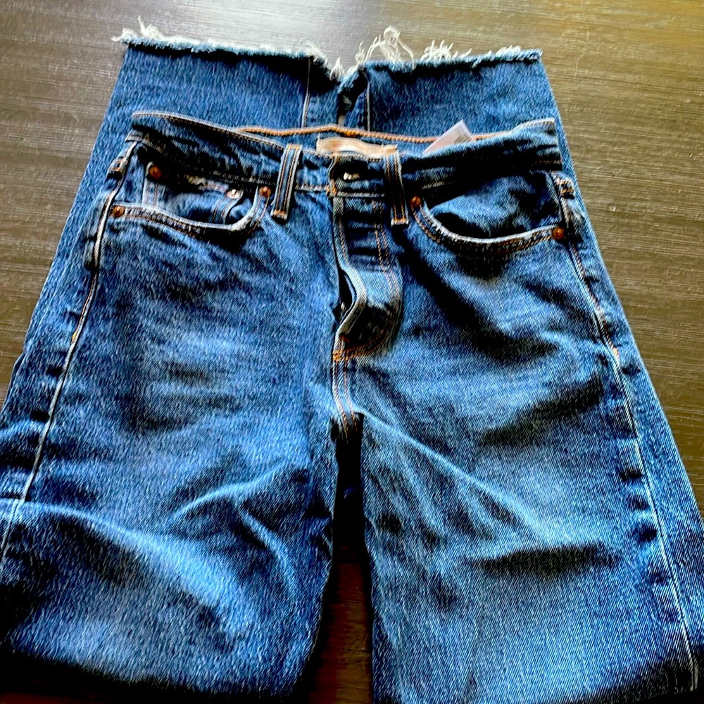 Women Levi’s jeans. Dark blue size 25x28 99% cotton 1% elastane